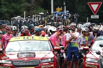 Tour de France 2023, gara ripresa dopo maxi caduta: ritiri e ambulanze