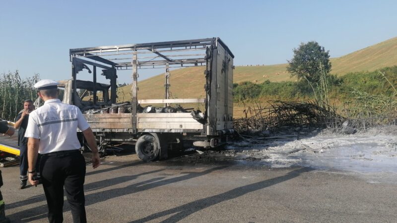 Lariano, incendio dal vano motore di un autocarro che trasportava vernici e altro materiale infiammabile