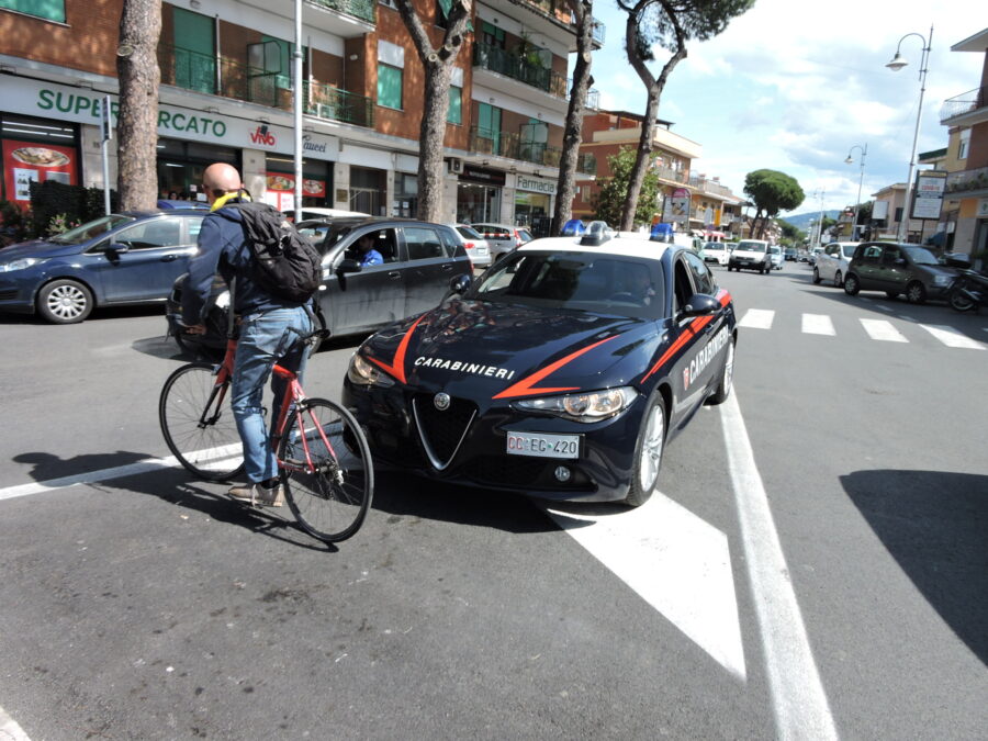 Marino, 5 arresti da parte dei Carabinieri per estorsione, atti persecutori, danneggiamento e per rissa. Denunciato un minorenne