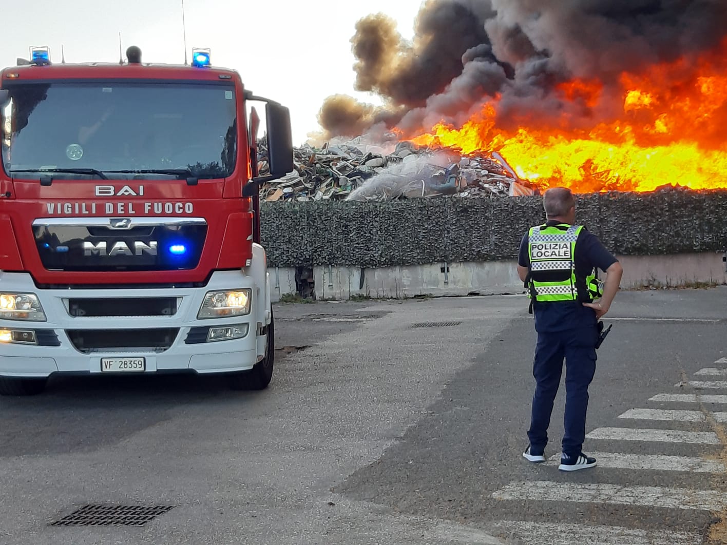 Ciampino, discarica di materiali vari a fuoco Via Enzo Ferrari, decine di mezzi sul posto