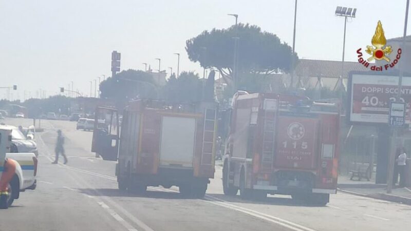 Castel Romano, pomeriggio di fuoco sulla via Pontina. Impegnati diversi operatori e mezzi antincendio