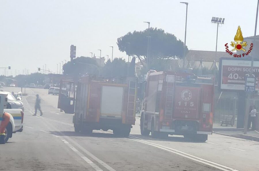 Castel Romano, pomeriggio di fuoco sulla via Pontina. Impegnati diversi operatori e mezzi antincendio