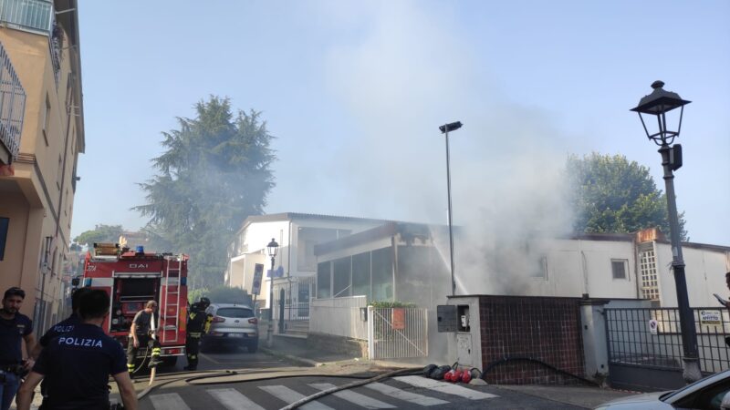 Velletri, incendio all’interno di un negozio di bilance in via Gramsci