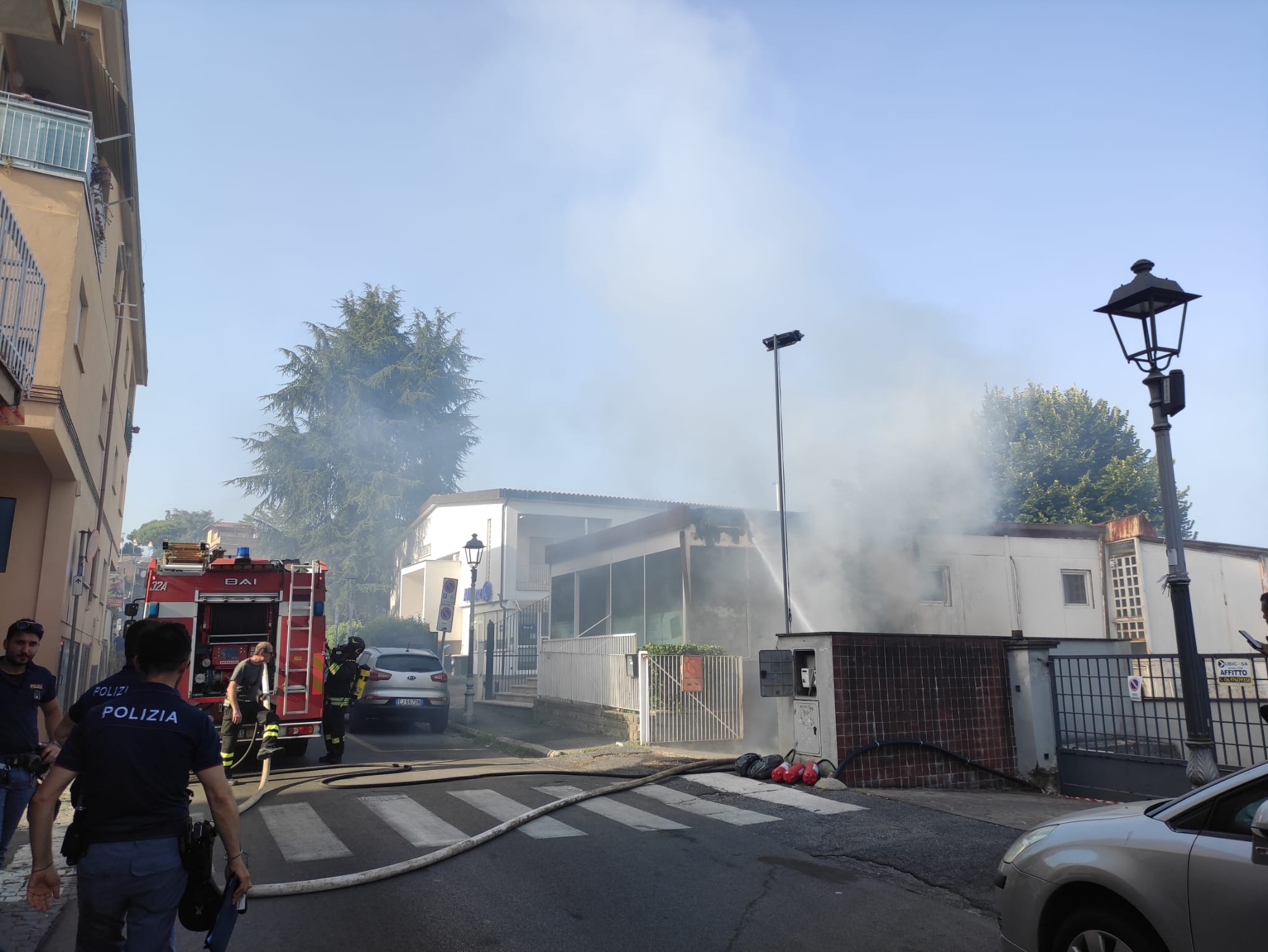 Velletri, incendio all’interno di un negozio di bilance in via Gramsci