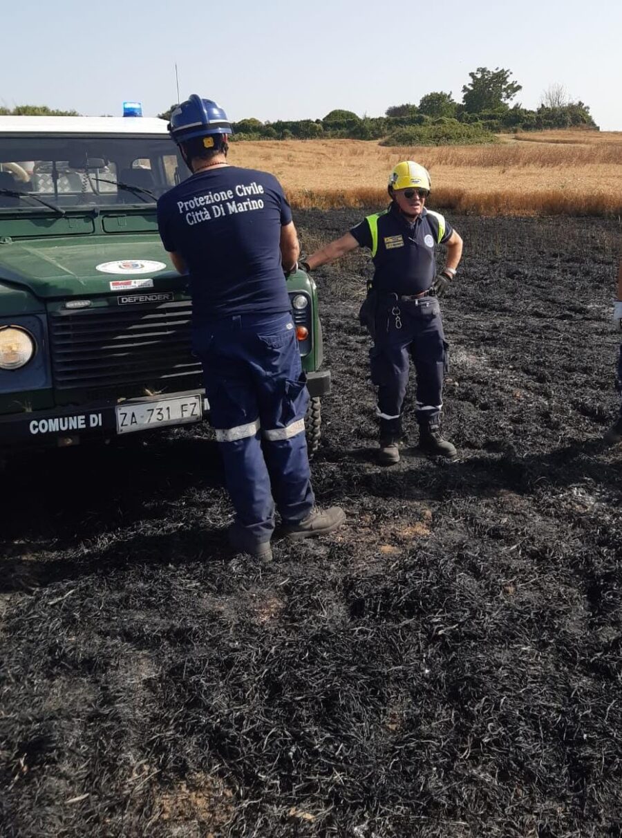 Marino, vasto incendio nella zona di via del Sassone. Numerosi mezzi e operatori al lavoro