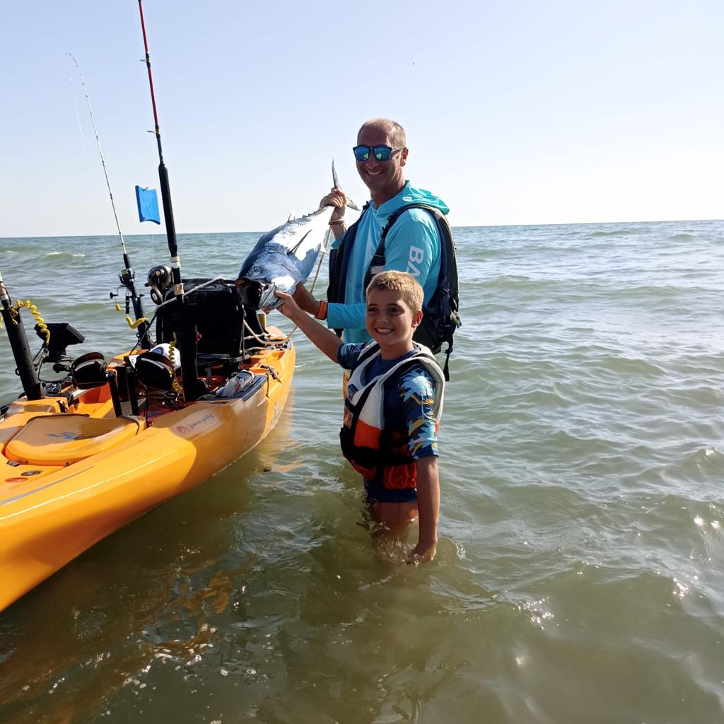 Fregene, pesca “miracolosa” per padre e figlio. Tirano su un tonno di 15 kg