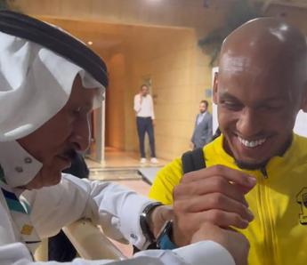 Arabia Saudita, Fabinho gioca bene: tifoso gli regala Rolex – Video