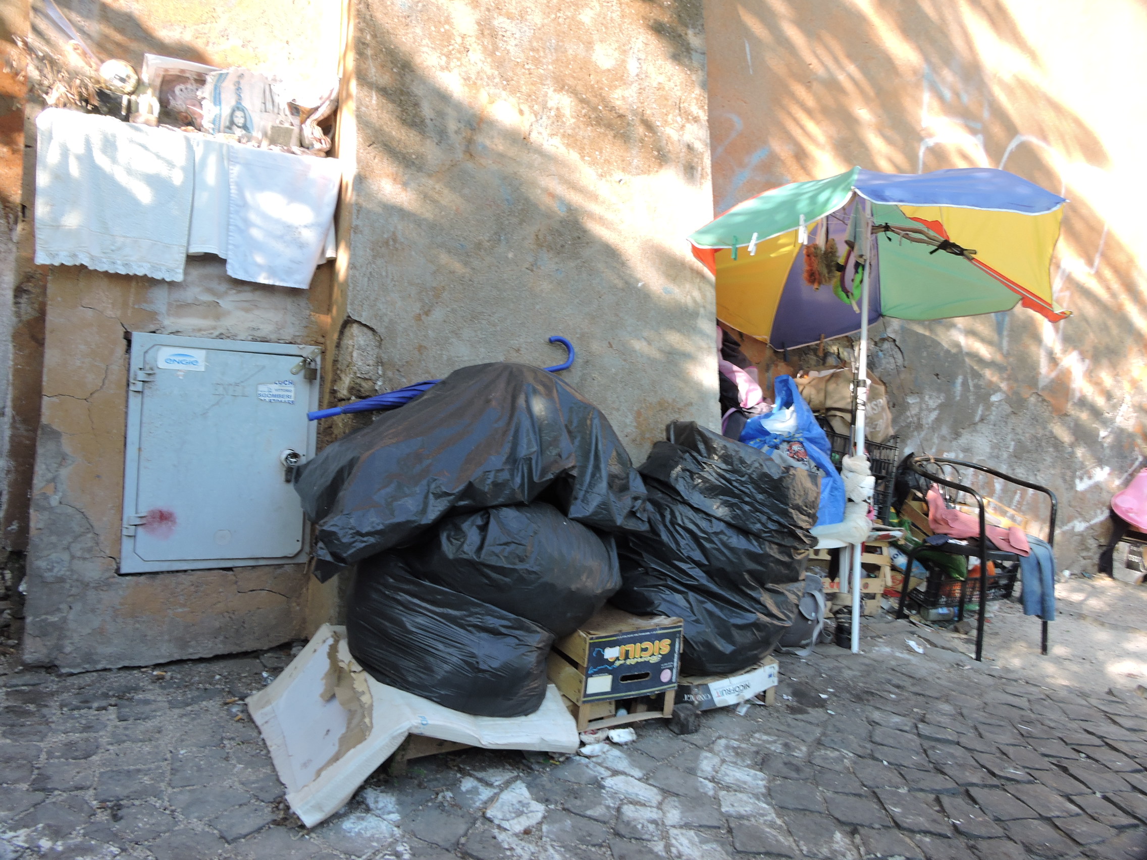 Frascati, Sit In di cittadini, residenti, negozianti ed esponenti dell’opposizione in piazza San Francesco d’Assisi per chiedere la rimozione della Baraccopoli dei senza tetto. Foto