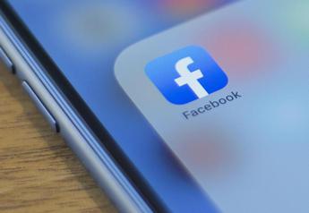 Facebook a pagamento, si parte: sugli smartphone arriva il messaggio ‘scegli’