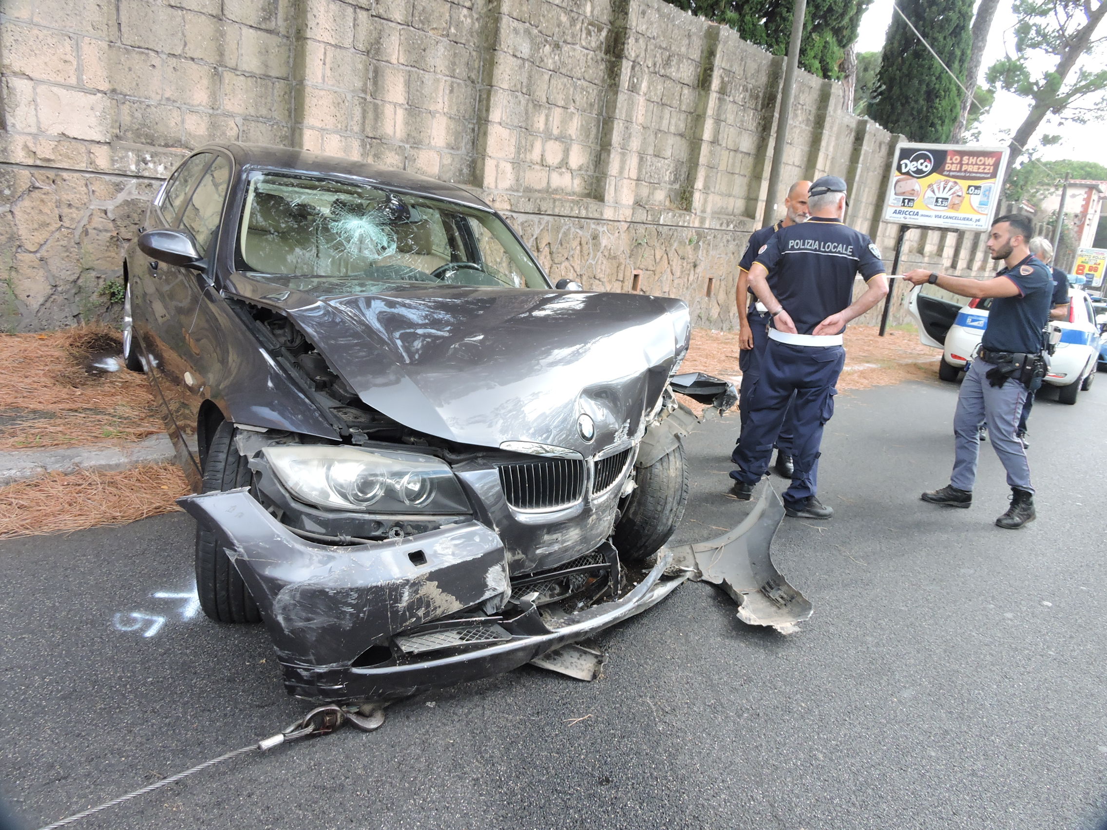 Genzano, cittadino marocchino sperona altra auto e finisce fuori strada ferendosi alla testa. Forse dopo un litigio per motivi stradali