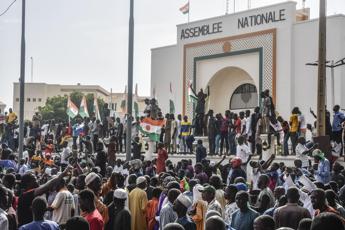 Golpe in Niger, Parigi ordina evacuazione francesi da Niamey: “Tempi rapidi”