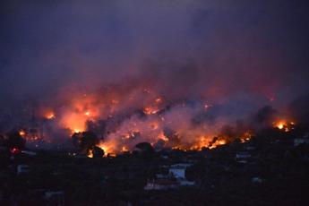 Grecia, maxi incendio a nord di Atene