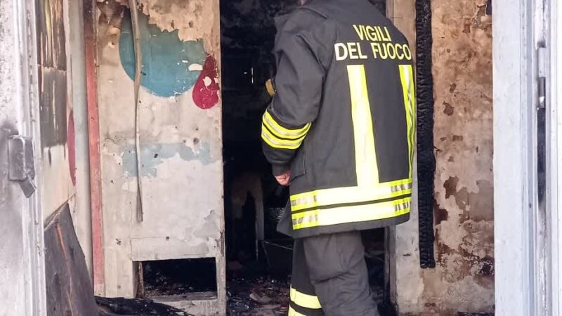 Roma Tuscolana, incendio vicino alla ferrovia. Muore un cane in un locale abbandonato