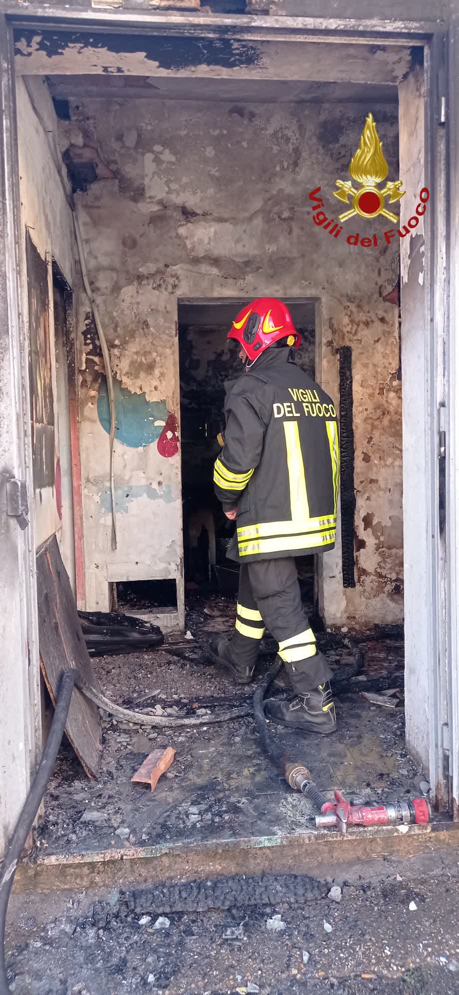 Roma Tuscolana, incendio vicino alla ferrovia. Muore un cane in un locale abbandonato