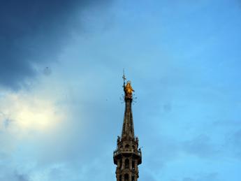 Milano, si arrampicano sulla guglia della Madonnina del Duomo: fermati 2 francesi