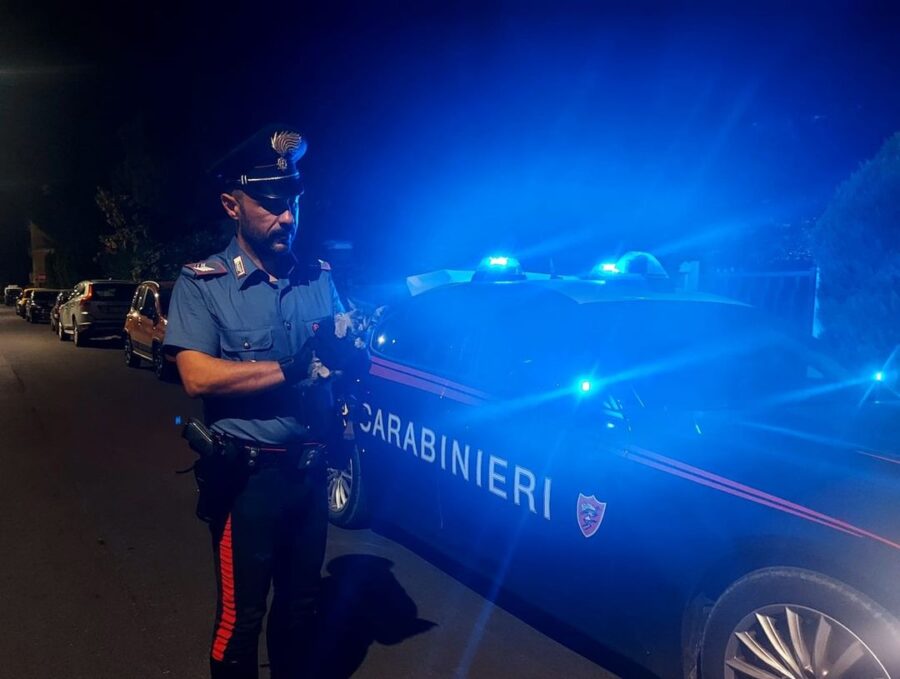 Carabinieri salvano un gattino di pochi mesi che era rimasto incastrato in un’auto