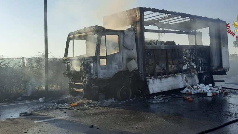 Roma – Pomezia, incendio di un camion che trasportava detergenti liquidi e prodotti per le pulizie