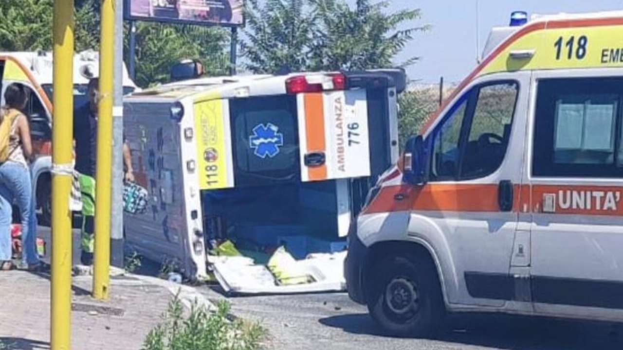 Roma, ambulanza si ribalta dopo incidente stradale. Ugl: “Tragedia sfiorata, sicurezza sul lavoro sia priorità”