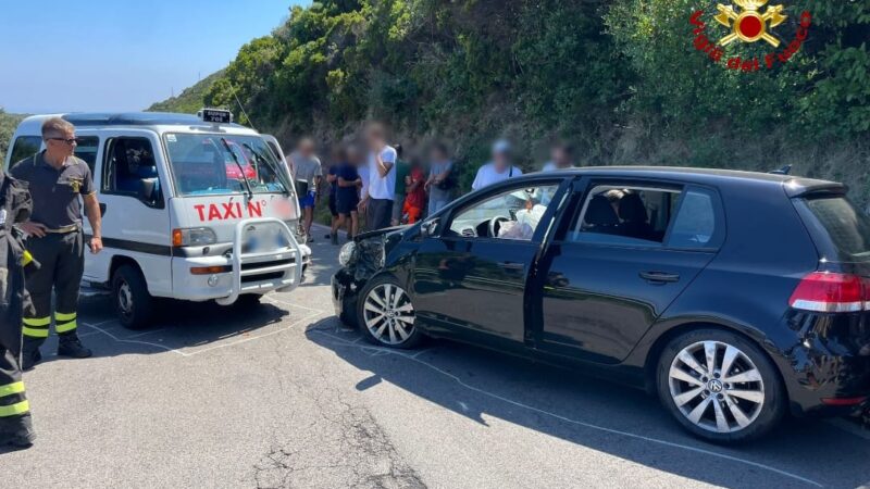 Isola di Ponza, incidente stradale: coinvolto un pulmino taxi, cinque feriti