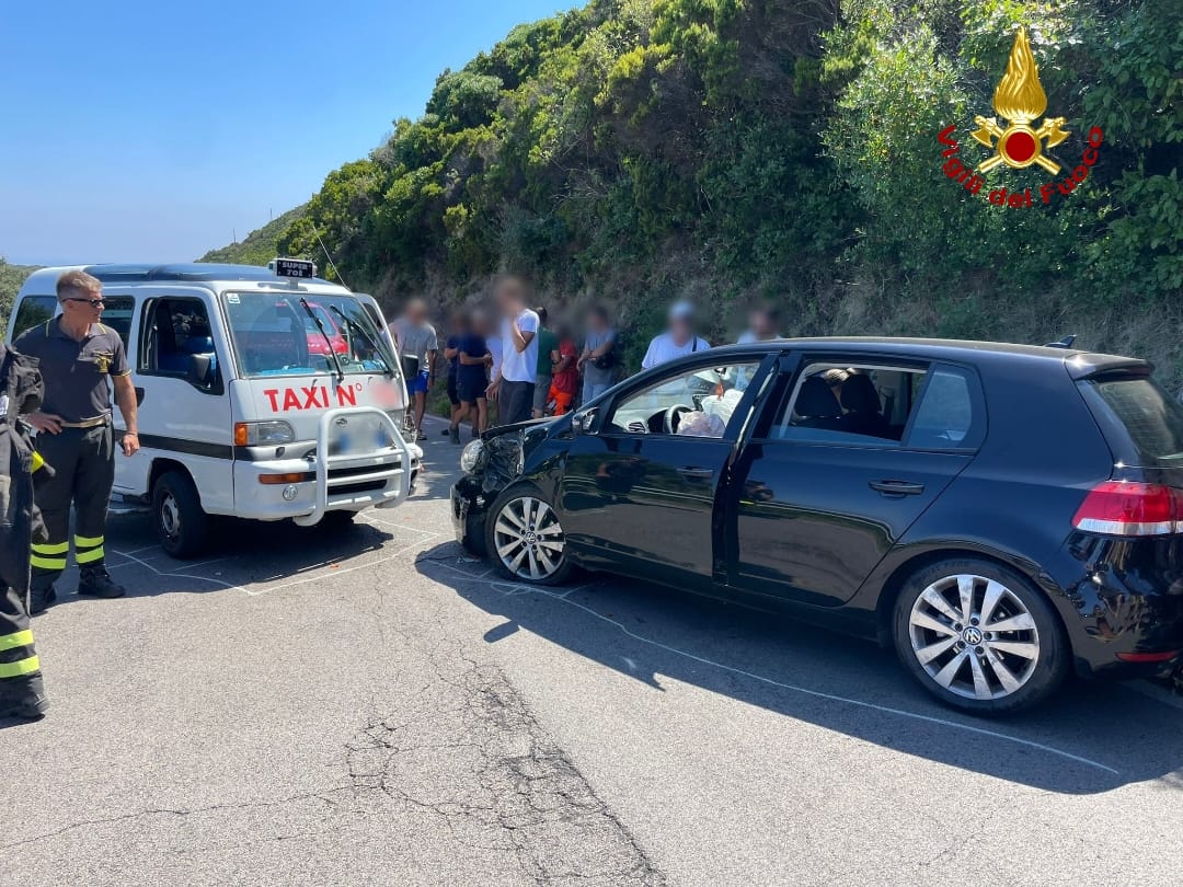 Isola di Ponza, incidente stradale: coinvolto un pulmino taxi, cinque feriti