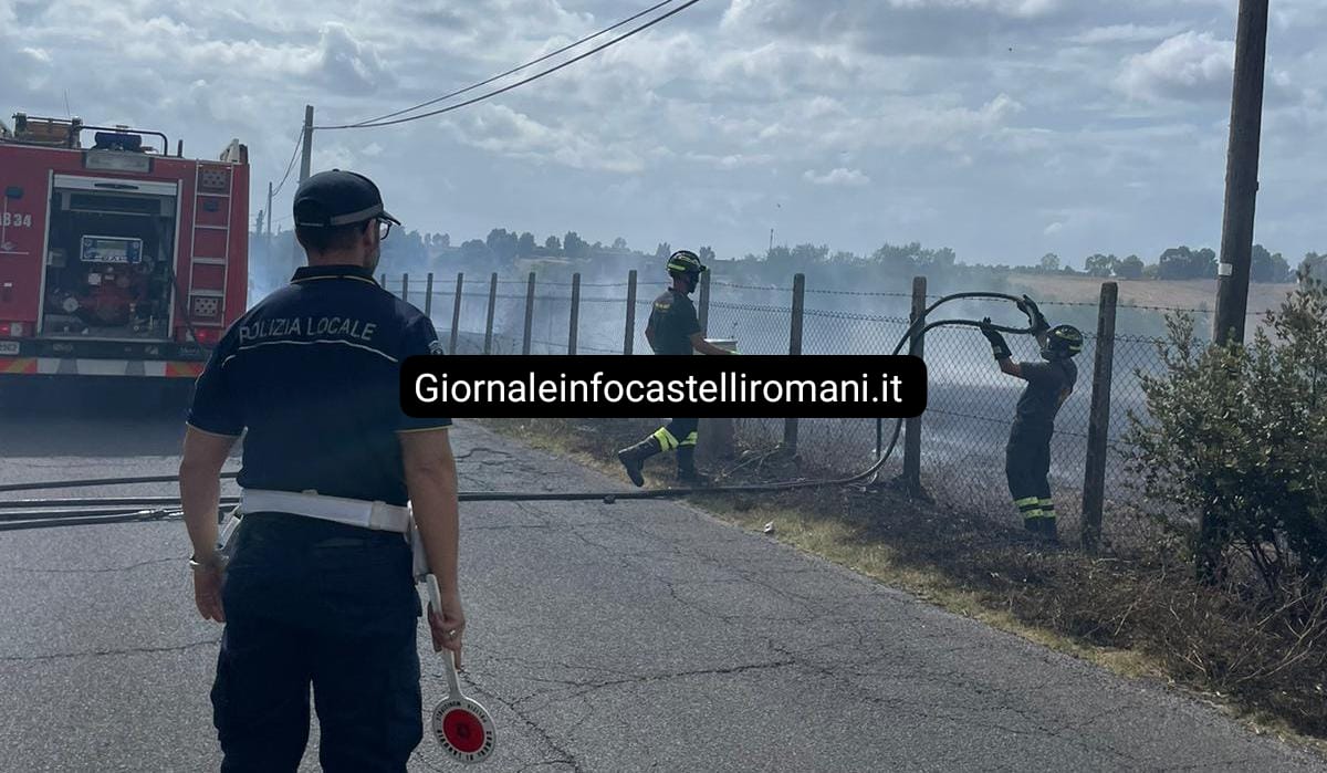 Lanuvio, vasto incendio terreno incolto in via Laviniense, le fiamme sospinte dal vento, incendiano parte del tetto di una villa. Foto Video