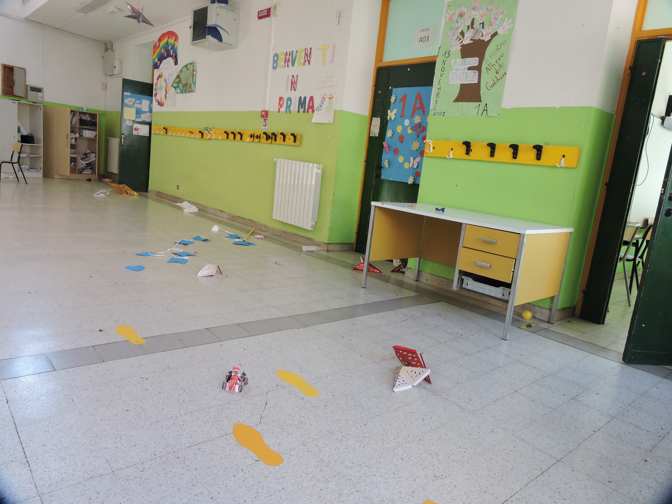 Genzano, intrusione di alcuni vandali alla scuola primaria De Amicis, danni ingenti alla struttura. Trovate scritte nelle aule e sulle pareti. Foto