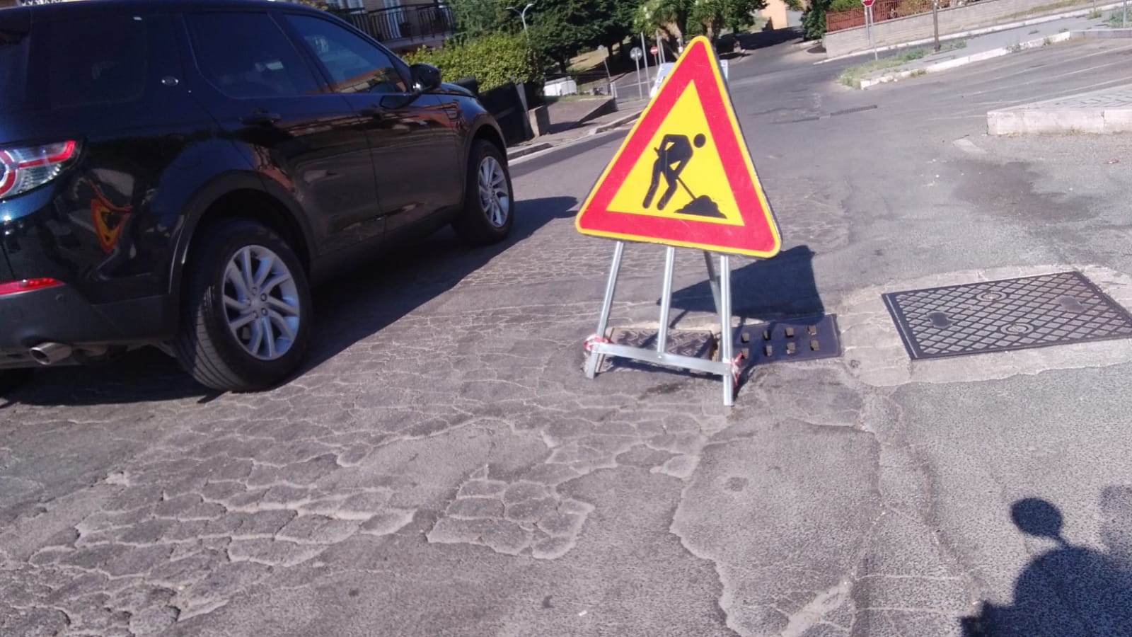 Genzano, strada dissestata in via Paolo Borsellino, posizionato cartello di pericolo