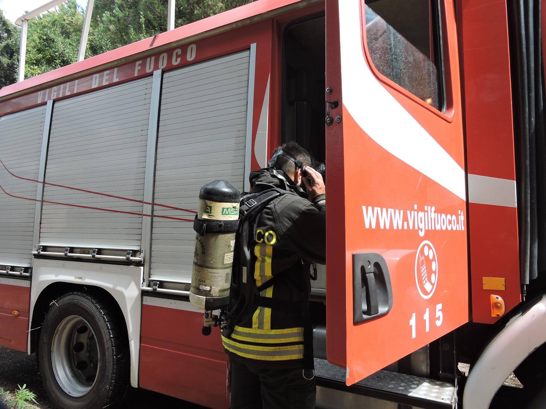 Velletri, fuoco distrugge un locale attrezzato a rimessaggio, inceneriti mezzi agricoli, legna e intera struttura