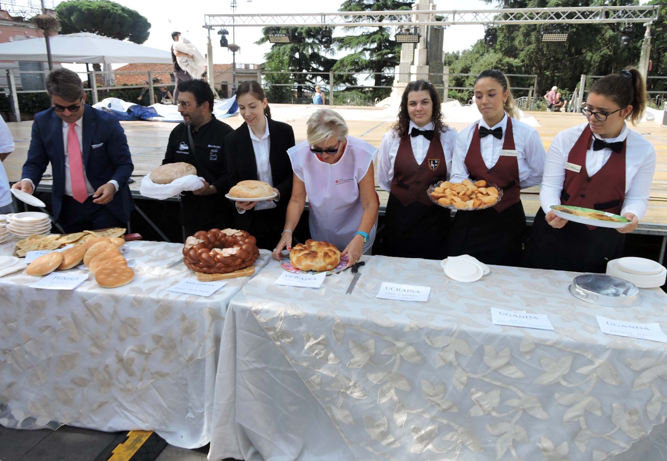 Genzano, degustazioni di pane e piatti interculturali con gli studenti dell’Alberghiero di Velletri. Foto-Video