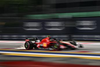 Gp Singapore 2023, Sainz con Ferrari trionfa