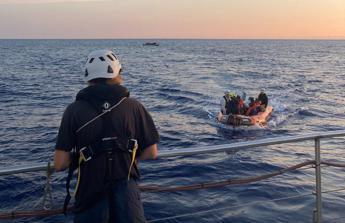 Migranti, altri sbarchi a Lampedusa: arrivate nella notte oltre 200 persone