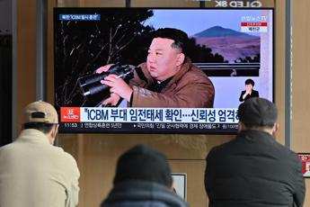 Nordcorea lancia razzo con satellite spia, scatta l’allarme in Giappone