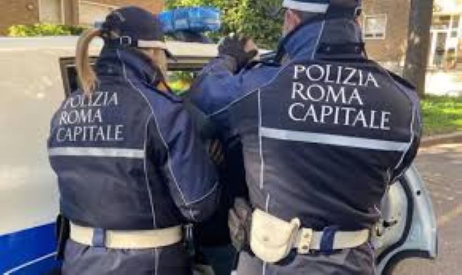 Roma, filmava le parti intime delle ragazze, arrestato dalla Polizia di Roma Capitale