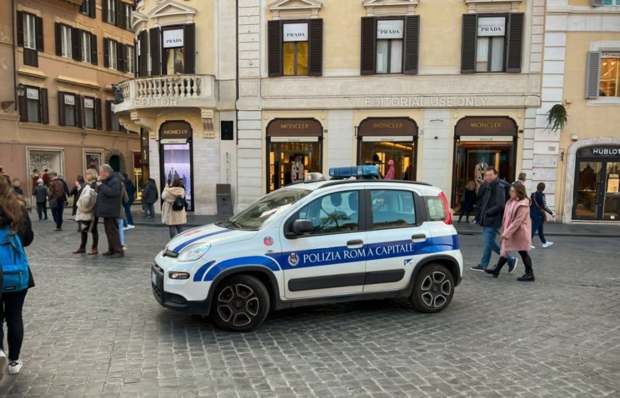 Alloggio occupato abusivamente, sgomberati dalla Polizia di Roma