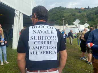 Pontida, militanti chiedono blocco navale. Spunta la maglia ‘cedere Lampedusa all’Africa’