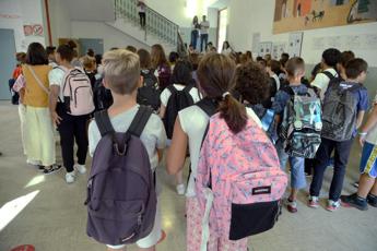 Scuola e covid, Andreoni: “Usare mascherina non fa male a nessuno”