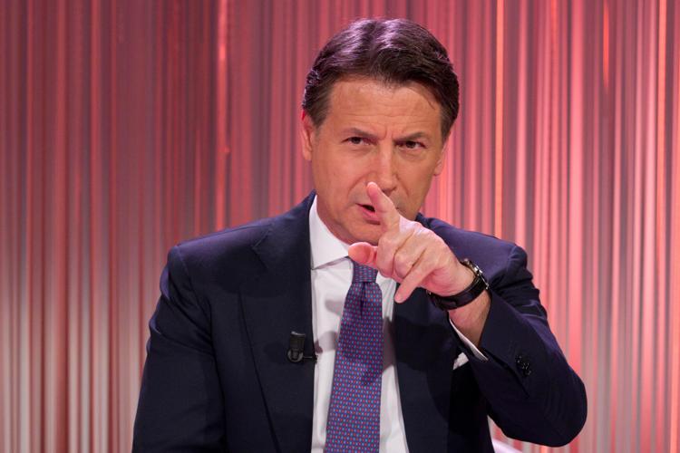 Conte contro Meloni: “Mai mia sorella a Palazzo Chigi”. Stoccata anche su Giambruno