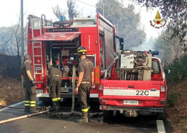 Pomezia, intervento dei Vigili del Fuoco per un esteso incendio di folta sterpaglia