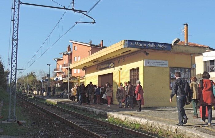 Santa Maria delle Mole, treno regionale Velletri-Roma bloccato a causa di un furgone sulle rotaie