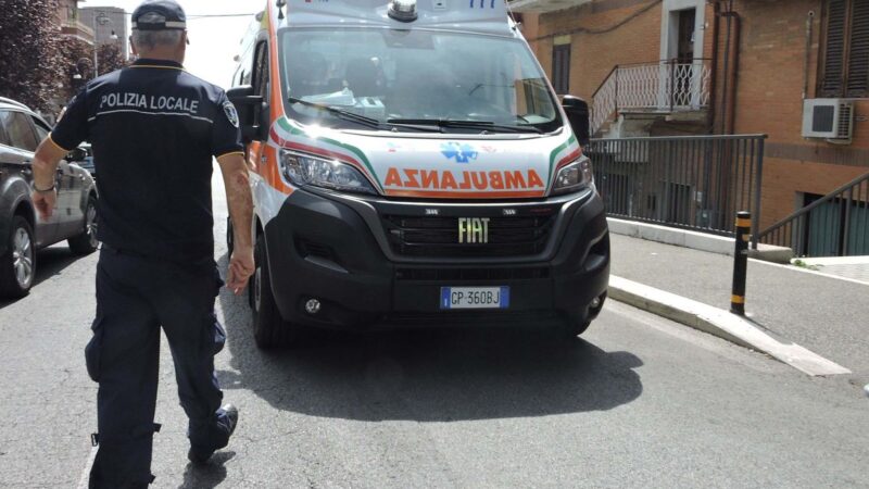 Genzano, incidente stradale in via Silvestri, auto e scooter si scontrano, feriti un anziano e una ragazza