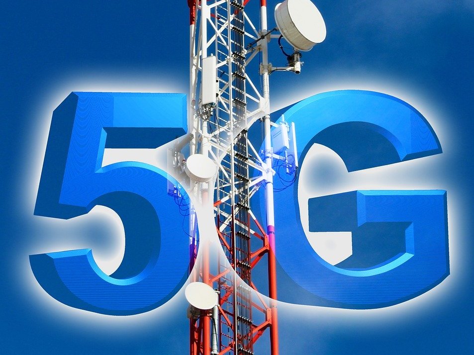 5G, il Senato approva una norma che potrebbe cancellare l’autonomia degli Enti Locali