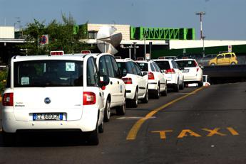 Sciopero Taxi oggi 10 ottobre, cosa sapere: orari e motivi della protesta