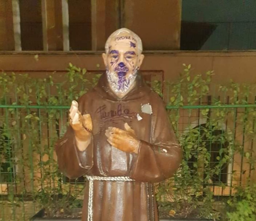 Atti vandalici a Grottaferrata, imbrattata anche statua di Padre Pio