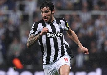 Tonali gioca con il Newcastle, entra tra cori e applausi