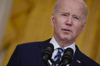 Ucraina, Biden: “La posta in gioco va oltre, Putin minaccia l’intera Nato e va fermato”