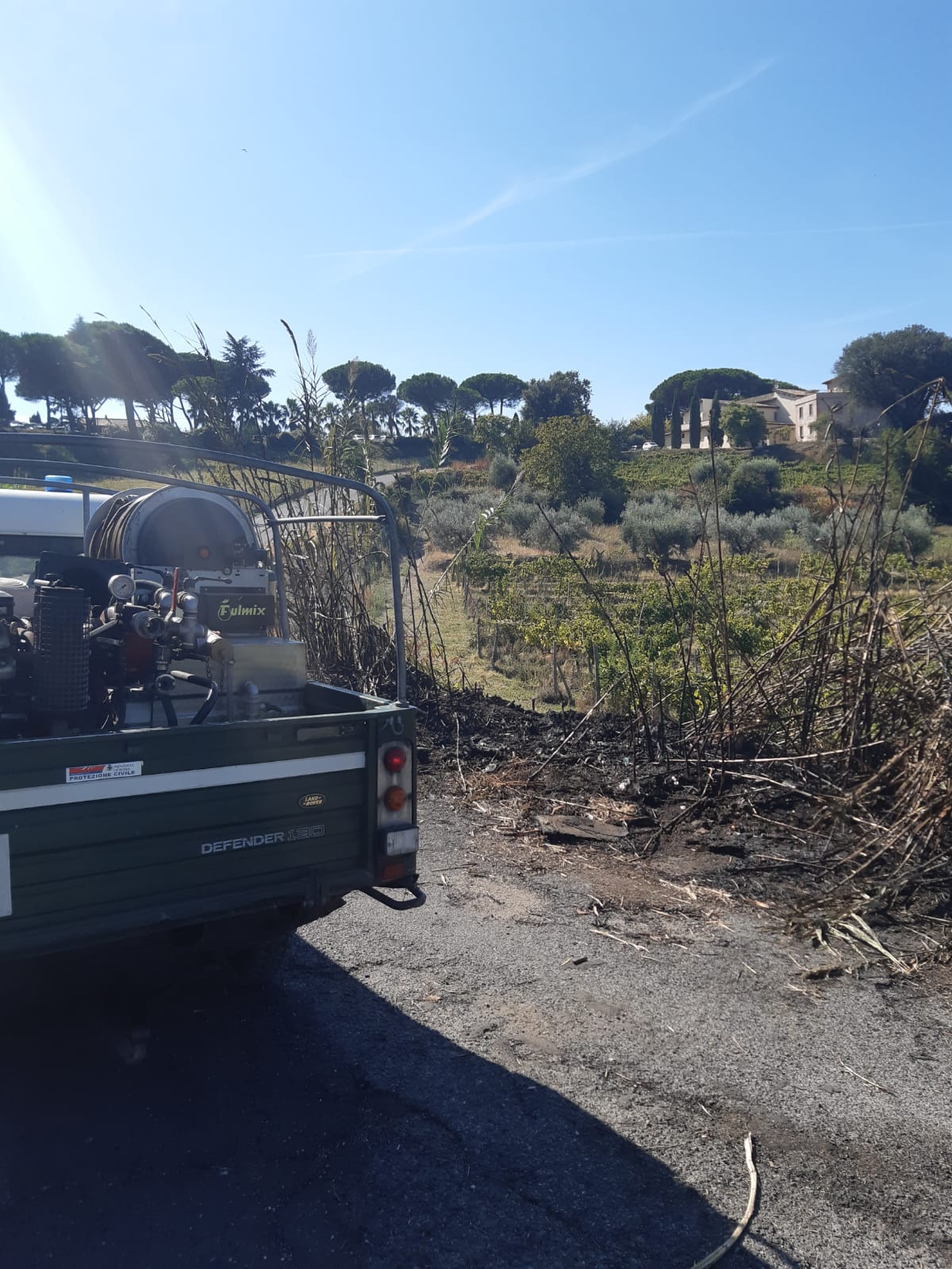 Grottaferrata, intervento dei volontari della Protezione Civile e dei Vigili del Fuoco di Marino per un incendio in area rurale