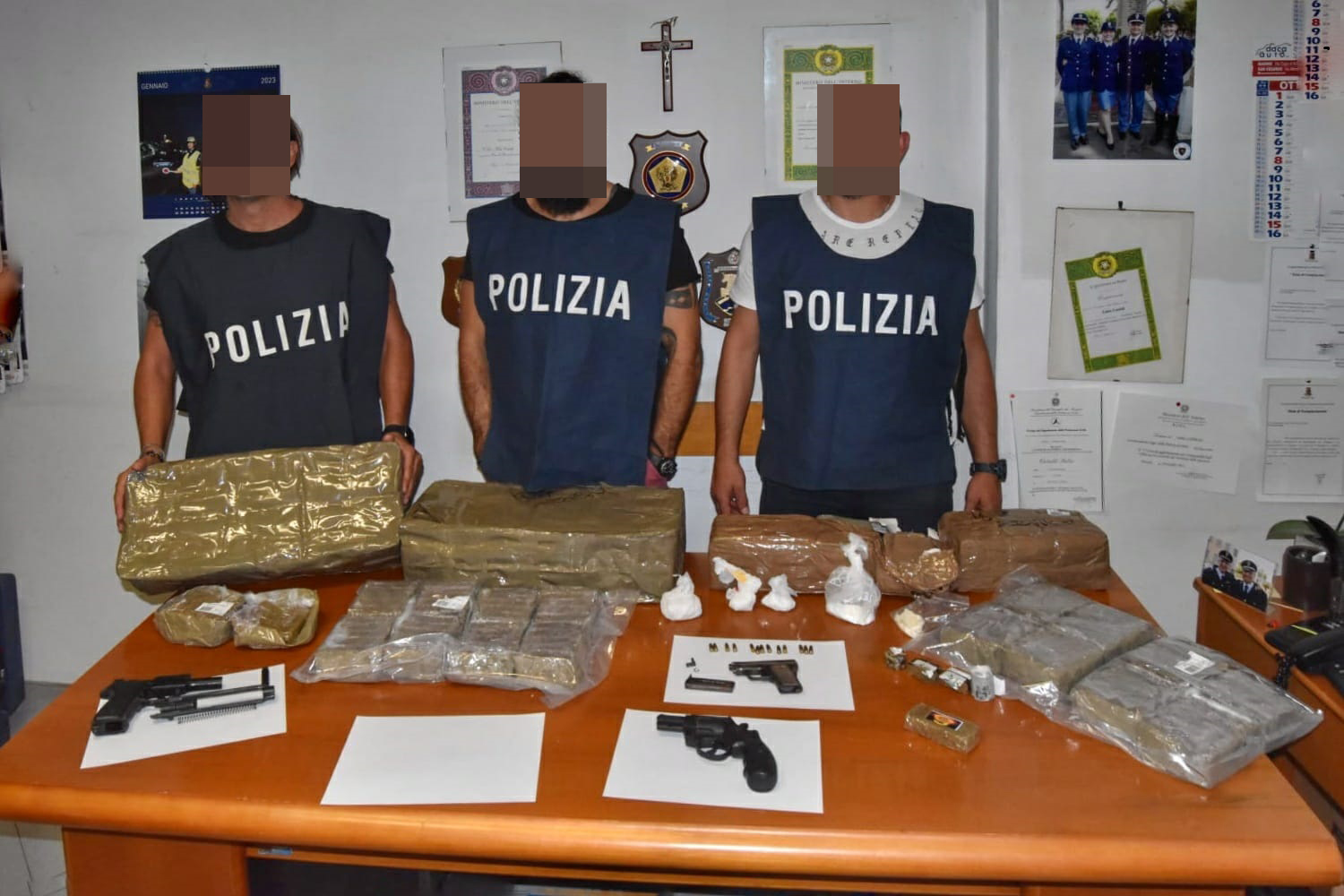 Ciampino, arrestati due giovani fidanzati, trovati in una villa della droga oltre 50 kg di stupefacenti e alcune pistole