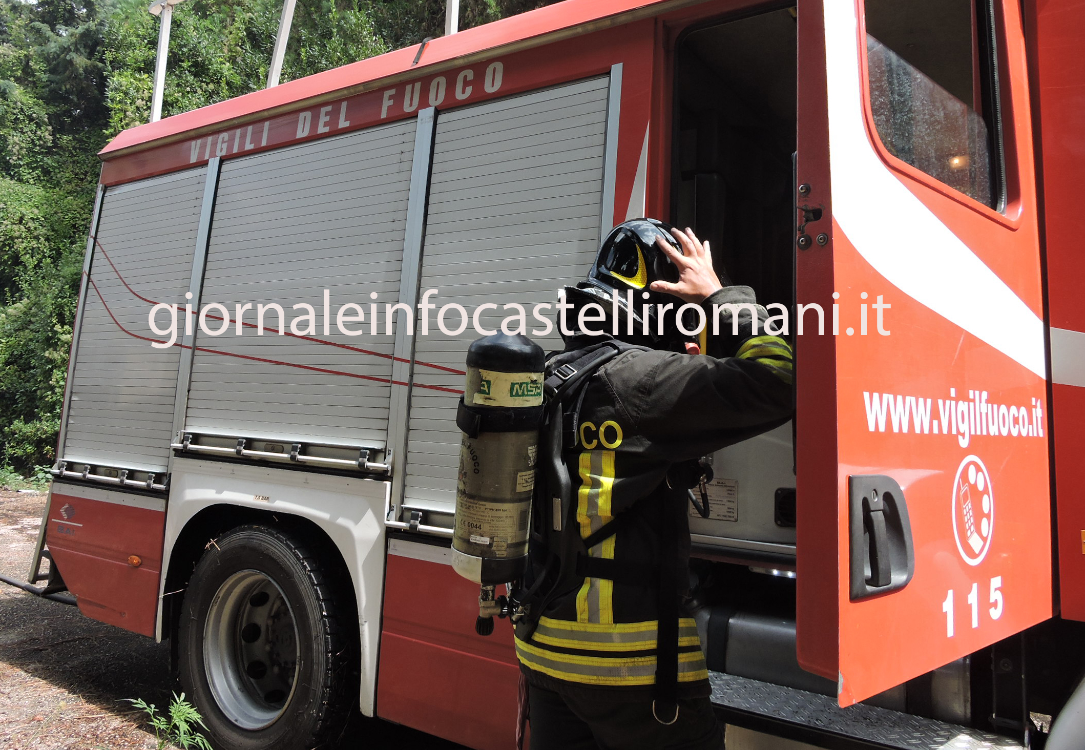 Artena, a fuoco capannone auto carrozzeria. Ore di lavoro per domarlo