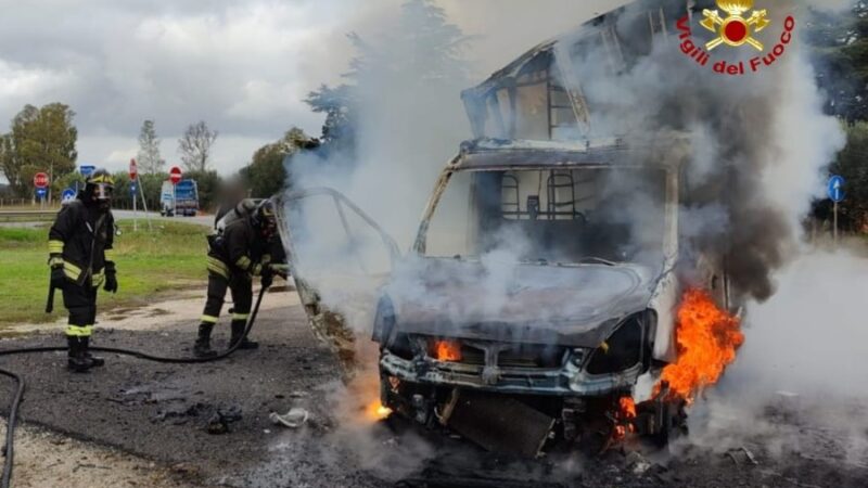 Aprilia, furgone incendiato, l’intervento dei Vigili del Fuoco