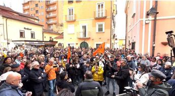 Elisa Claps, grande folla in piazza contro riapertura chiesa Trinità